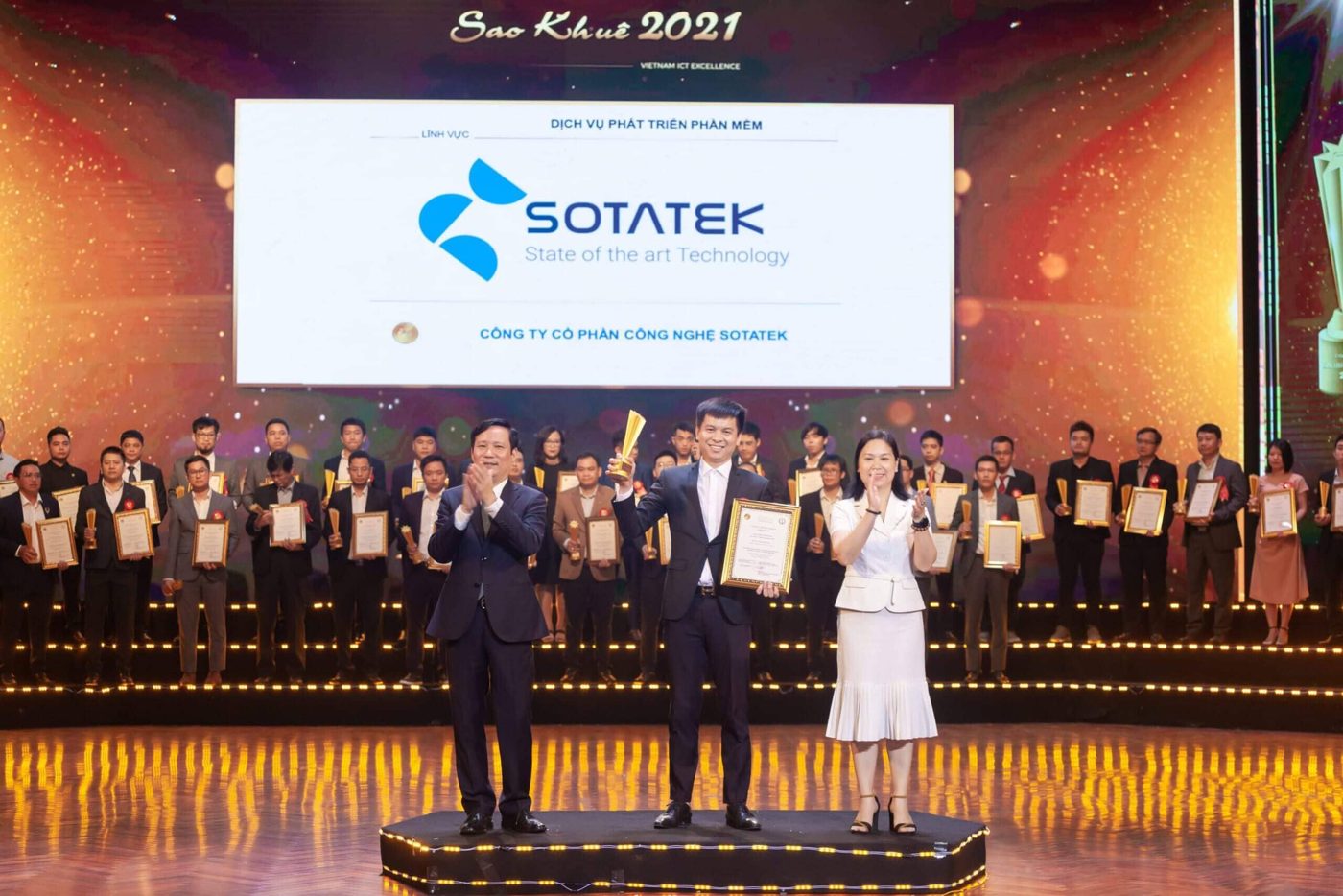 SotaTek receiving the Sao Khuê award